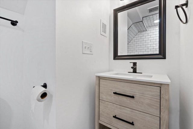 4561 S Kansas AVENUE, Saint Francis, WI 53235