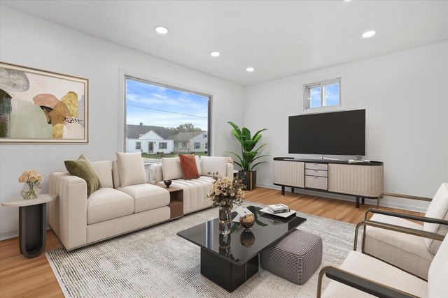 4561 S Kansas AVENUE, Saint Francis, WI 53235