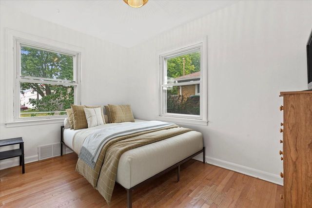 4561 S Kansas AVENUE, Saint Francis, WI 53235