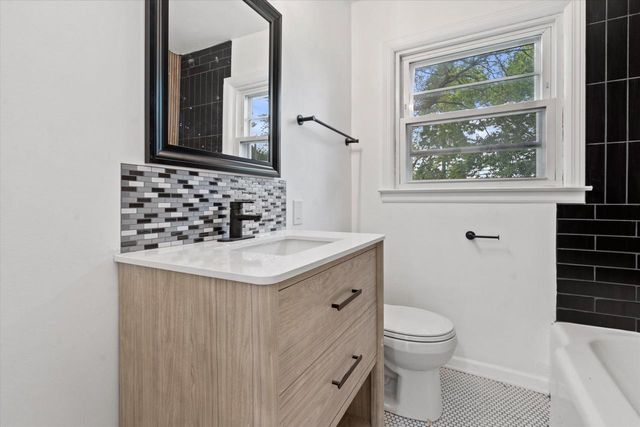 4561 S Kansas AVENUE, Saint Francis, WI 53235