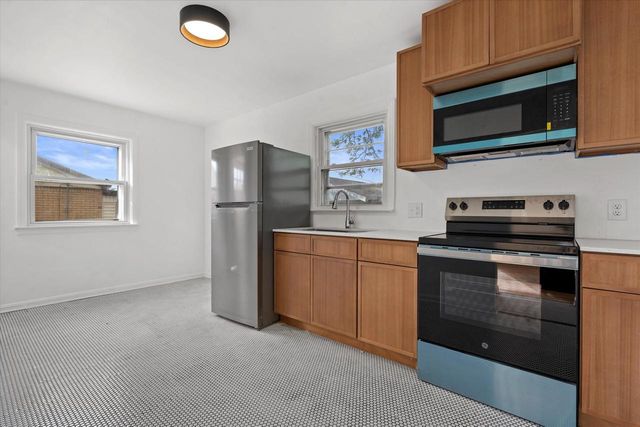 4561 S Kansas AVENUE, Saint Francis, WI 53235