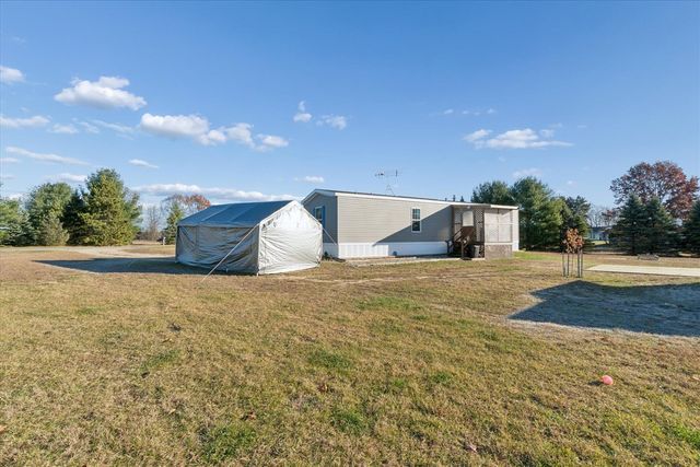 20089 W Lake Montcalm Road, Howard City, MI 49329