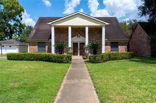 2902 Meadowcreek Drive, Missouri City, TX 77459