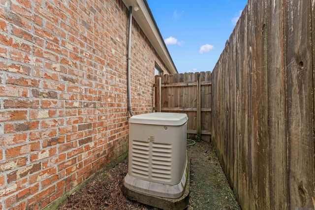 10034 Hagewood Ln, Baton Rouge, LA 70809