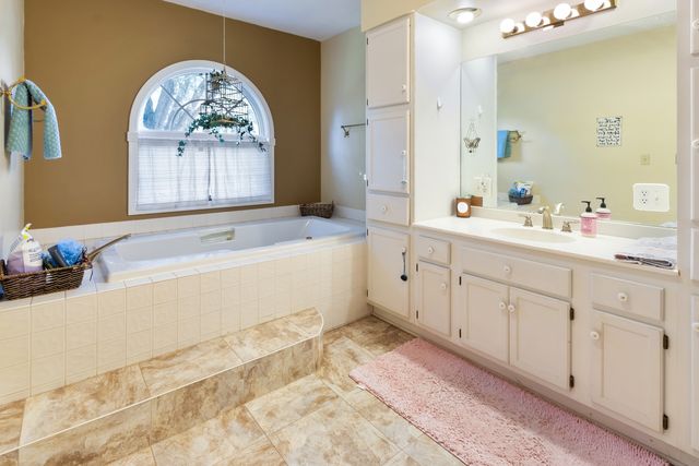 914 E Chamberlin Street, Dixon, IL 61021