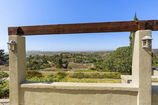 1226 Via Del Cerro, Vista, CA 92084