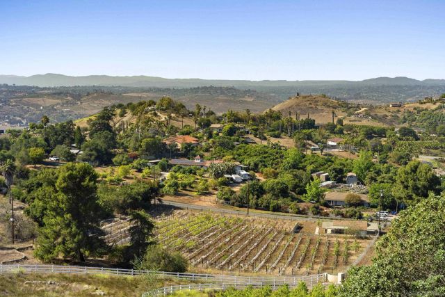 1226 Via Del Cerro, Vista, CA 92084