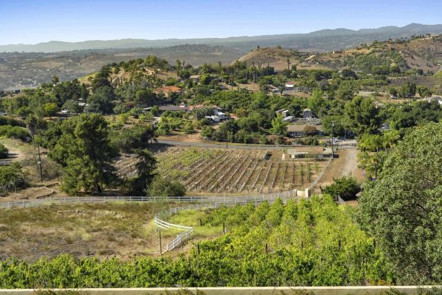 1226 Via Del Cerro, Vista, CA 92084
