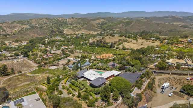 1226 Via Del Cerro, Vista, CA 92084