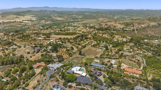 1226 Via Del Cerro, Vista, CA 92084