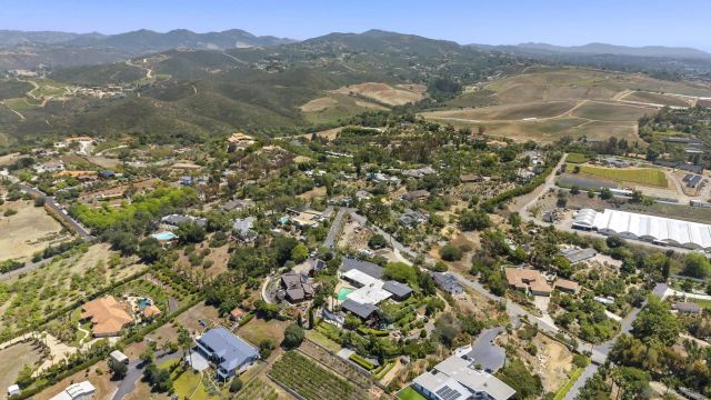 1226 Via Del Cerro, Vista, CA 92084