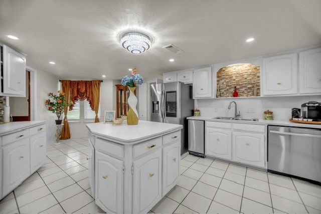 504 Cholla Court, Fort Worth, TX 76112