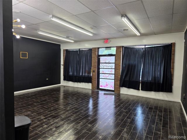 10620 W 9 Mile Road, Oak Park, MI 48237