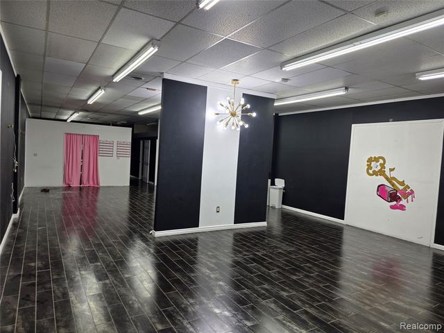 10620 W 9 Mile Road, Oak Park, MI 48237