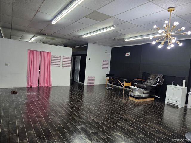 10620 W 9 Mile Road, Oak Park, MI 48237