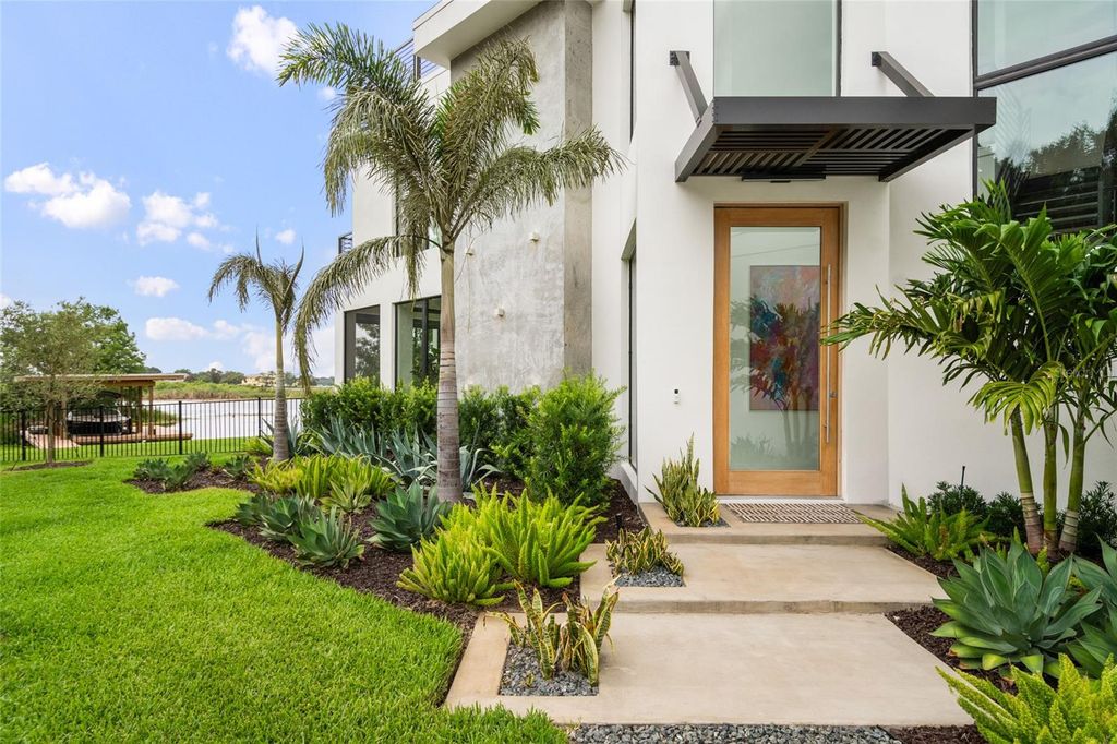 Image 3 of property listing at 9061 RON DEN LANE, Windermere, FL 34786