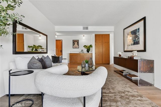 13331 Moorpark 223, Sherman Oaks, CA 91423