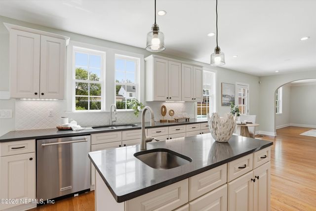 1052 HOLLY Lane, Jacksonville, FL 32207