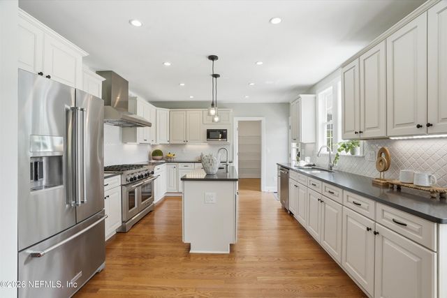 1052 HOLLY Lane, Jacksonville, FL 32207