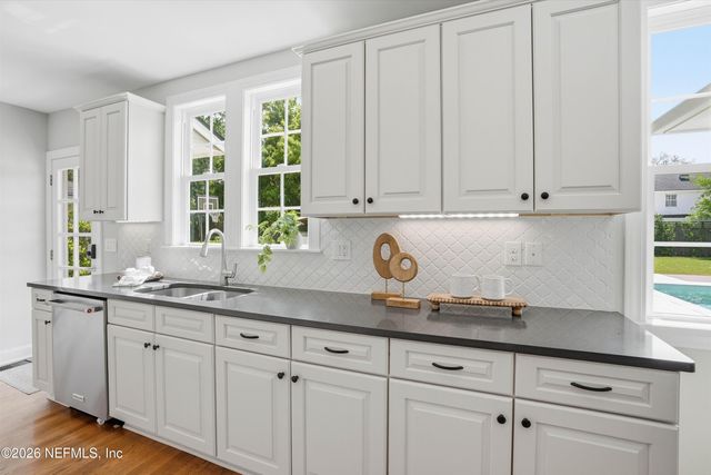 1052 HOLLY Lane, Jacksonville, FL 32207