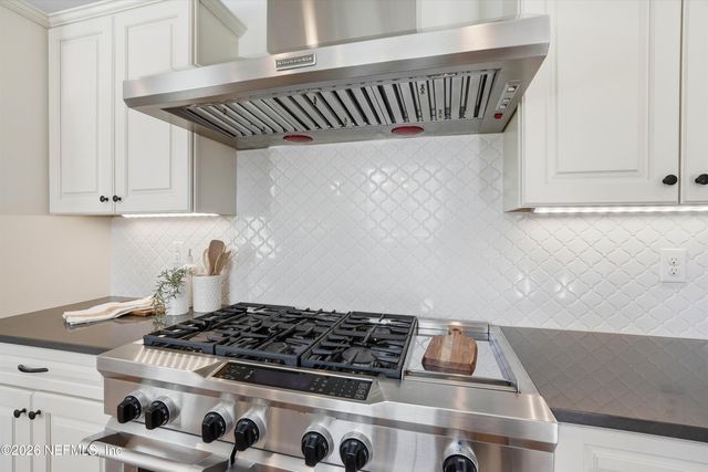 1052 HOLLY Lane, Jacksonville, FL 32207