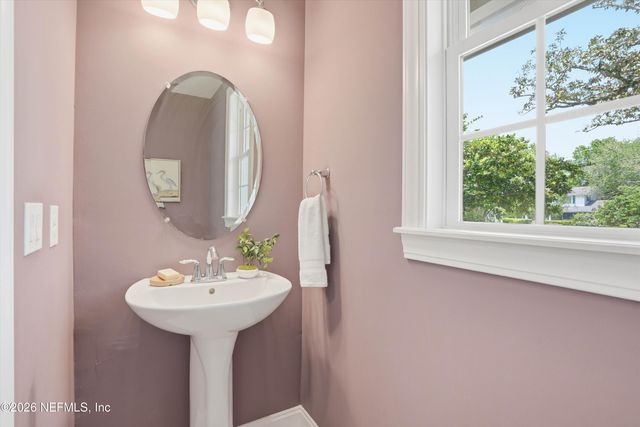 1052 HOLLY Lane, Jacksonville, FL 32207