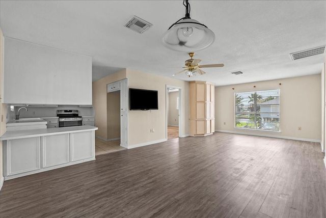 984 Bonita Street, Bayou Vista, TX 77563