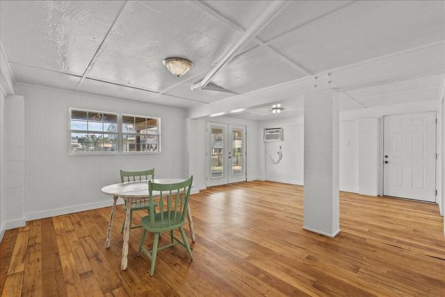 984 Bonita Street, Bayou Vista, TX 77563