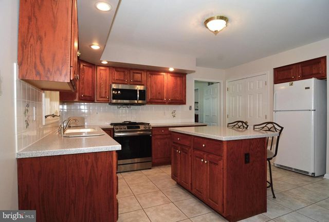 105 CROMWELL DR, Mullica Hill, NJ 08062