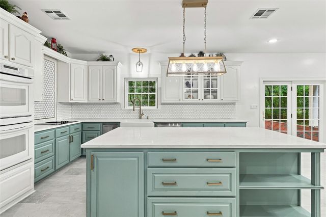 8714 Holly Hills Drive, Tomball, TX 77375