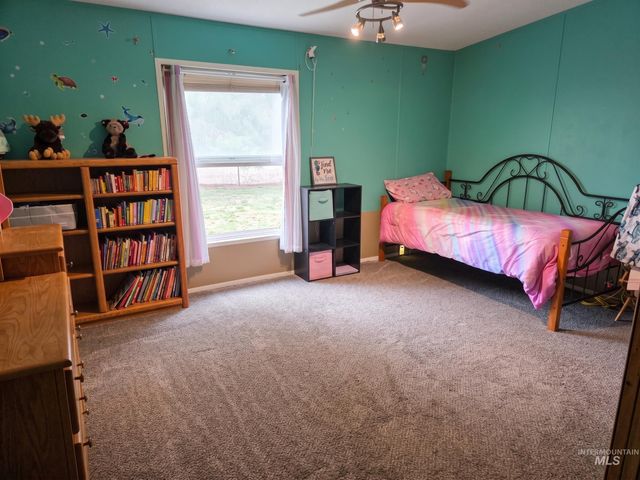 13821 Gary Ln, Caldwell, ID 83607