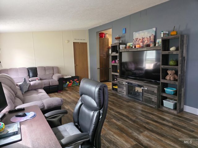 13821 Gary Ln, Caldwell, ID 83607