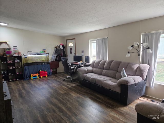 13821 Gary Ln, Caldwell, ID 83607