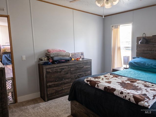 13821 Gary Ln, Caldwell, ID 83607