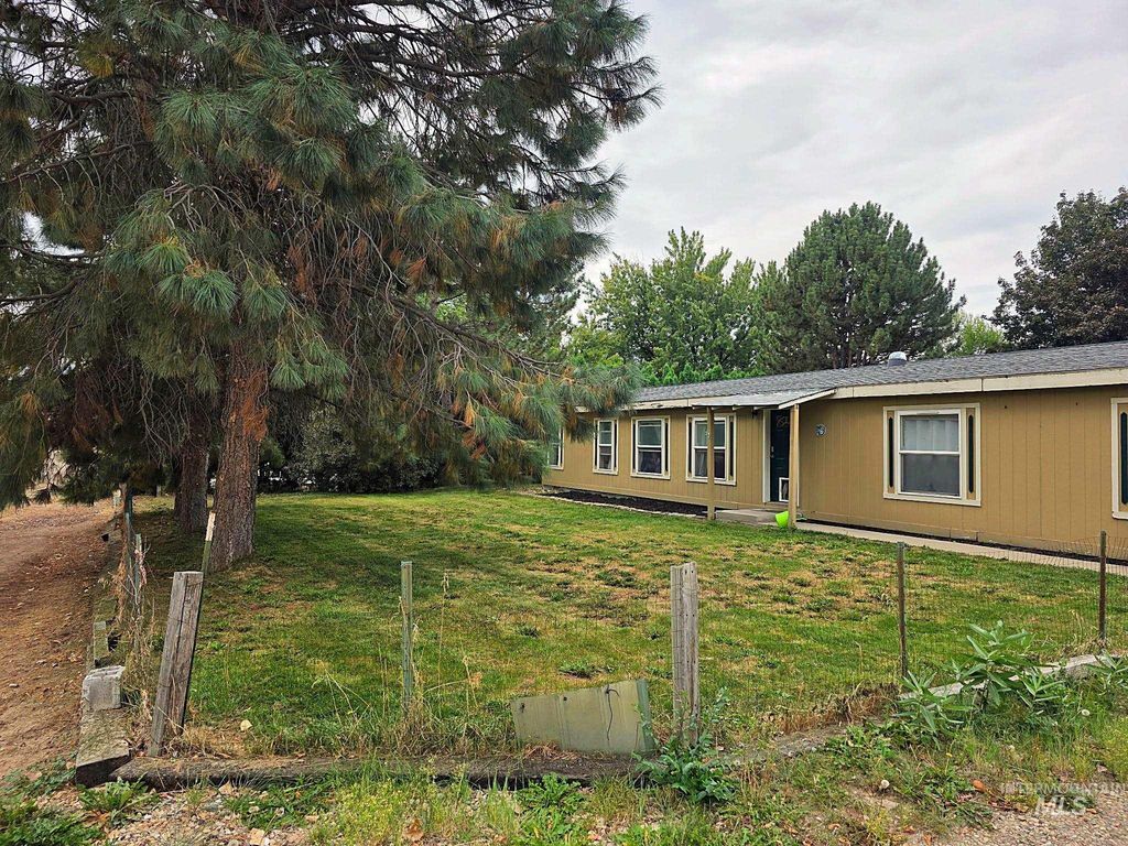13821 Gary Ln, Caldwell, ID 83607