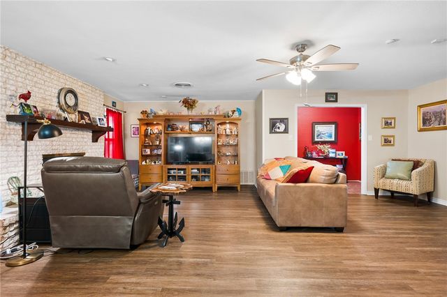 948 Oak Ave, Rockport, TX 78382