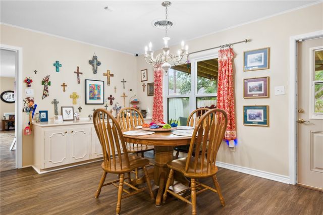 948 Oak Ave, Rockport, TX 78382