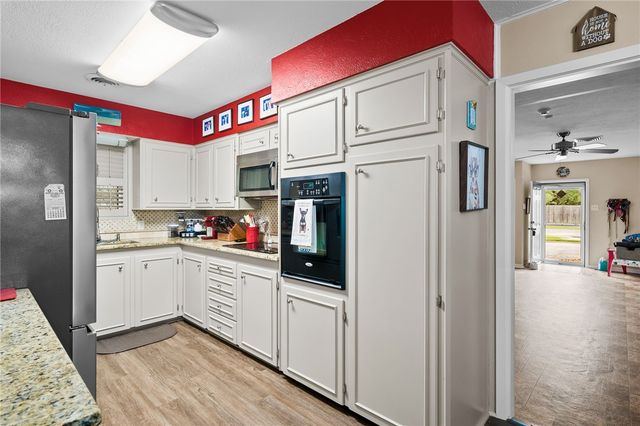 948 Oak Ave, Rockport, TX 78382