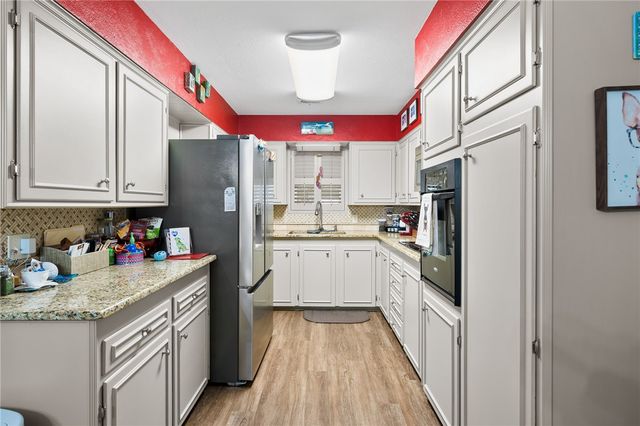 948 Oak Ave, Rockport, TX 78382