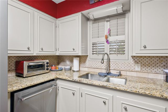 948 Oak Ave, Rockport, TX 78382