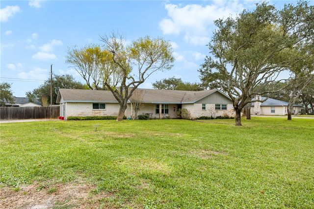 948 Oak Ave, Rockport, TX 78382