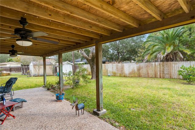 948 Oak Ave, Rockport, TX 78382