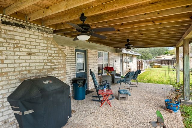 948 Oak Ave, Rockport, TX 78382