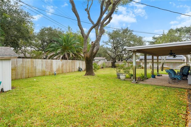 948 Oak Ave, Rockport, TX 78382