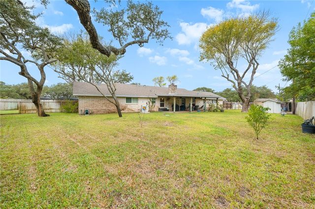 948 Oak Ave, Rockport, TX 78382