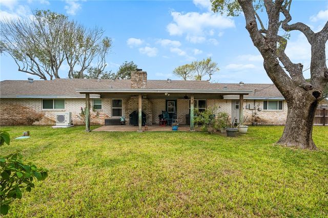 948 Oak Ave, Rockport, TX 78382