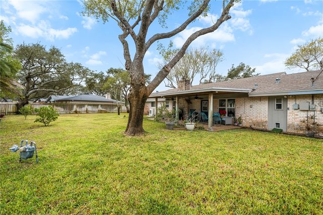 948 Oak Ave, Rockport, TX 78382