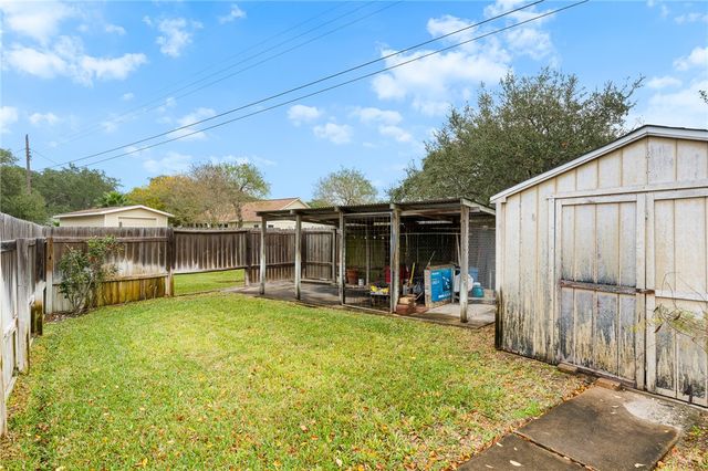 948 Oak Ave, Rockport, TX 78382