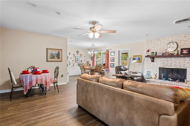 948 Oak Ave, Rockport, TX 78382