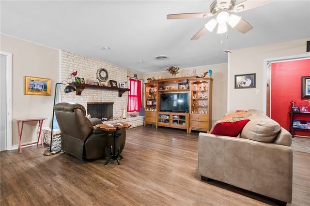 948 Oak Ave, Rockport, TX 78382